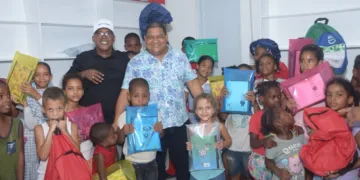 Dirigente comunitario Yuli Norberto Martínez entrega útiles escolares a decenas de niños vulnerables previo al inicio del año escolar