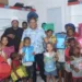 Dirigente comunitario Yuli Norberto Martínez entrega útiles escolares a decenas de niños vulnerables previo al inicio del año escolar