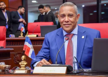Envían a comisión proyecto de ley del senador Franklin Romero que busca nombrar pista de atletismo de SFM con el nombre de César Nazario Ramos