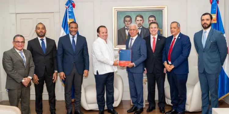 Senado recibe anteproyecto para reformar la Ley de Alianzas Público-Privadas