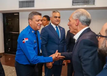 Director del CESAC recibe al presidente de Honduras Nasry Asfura Zablah a su llegada a RD