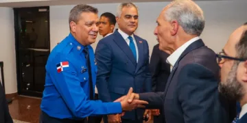 Director del CESAC recibe al presidente de Honduras Nasry Asfura Zablah a su llegada a RD