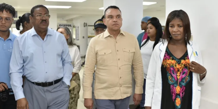 Director del SNS realiza recorrido de supervisión por varios hospitales y centros de la Red Pública