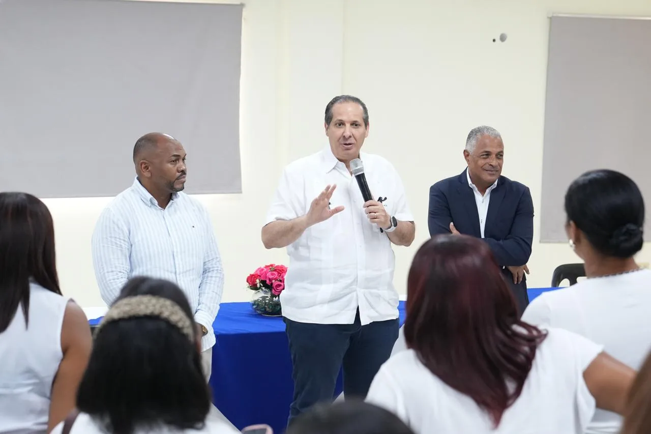 Ministro Víctor Atallah destaca reducción de 82% de los casos de malaria en Azua durante recorrido por DPS