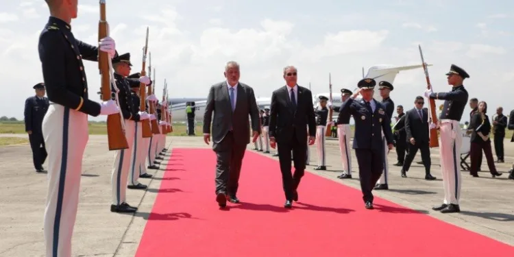 Presidente Abinader llega a Cali para participar en la transición de mando presidencial de Colombia