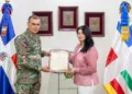 Ejército reconoce la trayectoria y valiosos aportes de la periodista Mariela Caamaño en el área de comunicaciones de la institución