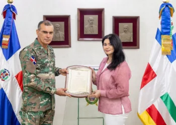 Ejército reconoce la trayectoria y valiosos aportes de la periodista Mariela Caamaño en el área de comunicaciones de la institución