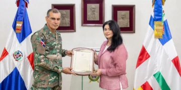 Ejército reconoce la trayectoria y valiosos aportes de la periodista Mariela Caamaño en el área de comunicaciones de la institución