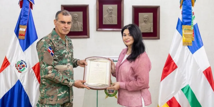 Ejército reconoce la trayectoria y valiosos aportes de la periodista Mariela Caamaño en el área de comunicaciones de la institución