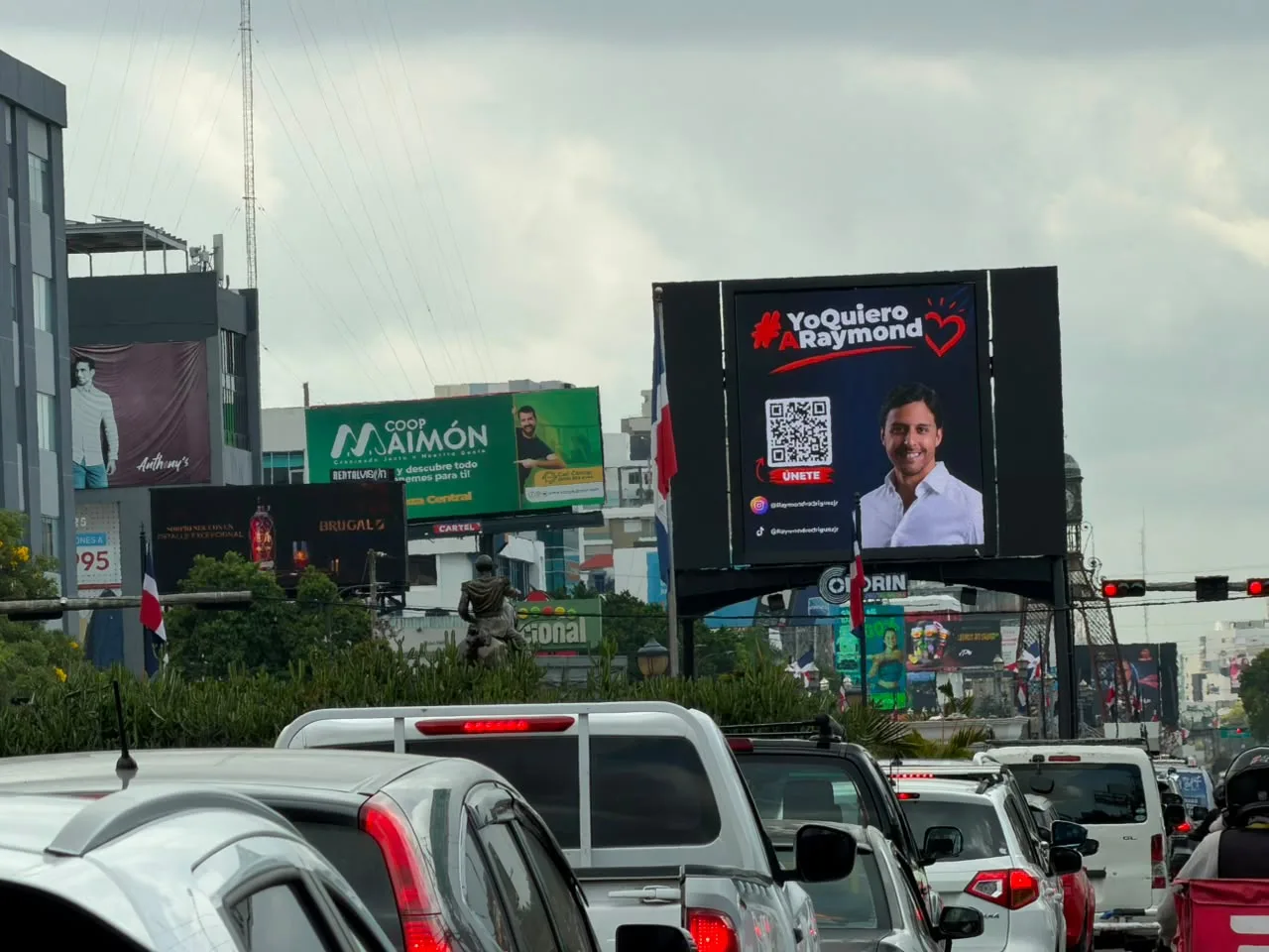 ¿TÚ TAMBIÉN LA VISTE? Las vallas de Raymond Rodríguez generan conversación en Santo Domingo