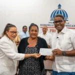 Gobierno entrega ayudas económicas a comerciantes afectados por ampliación de avenida Los Beisbolistas en Manoguayabo