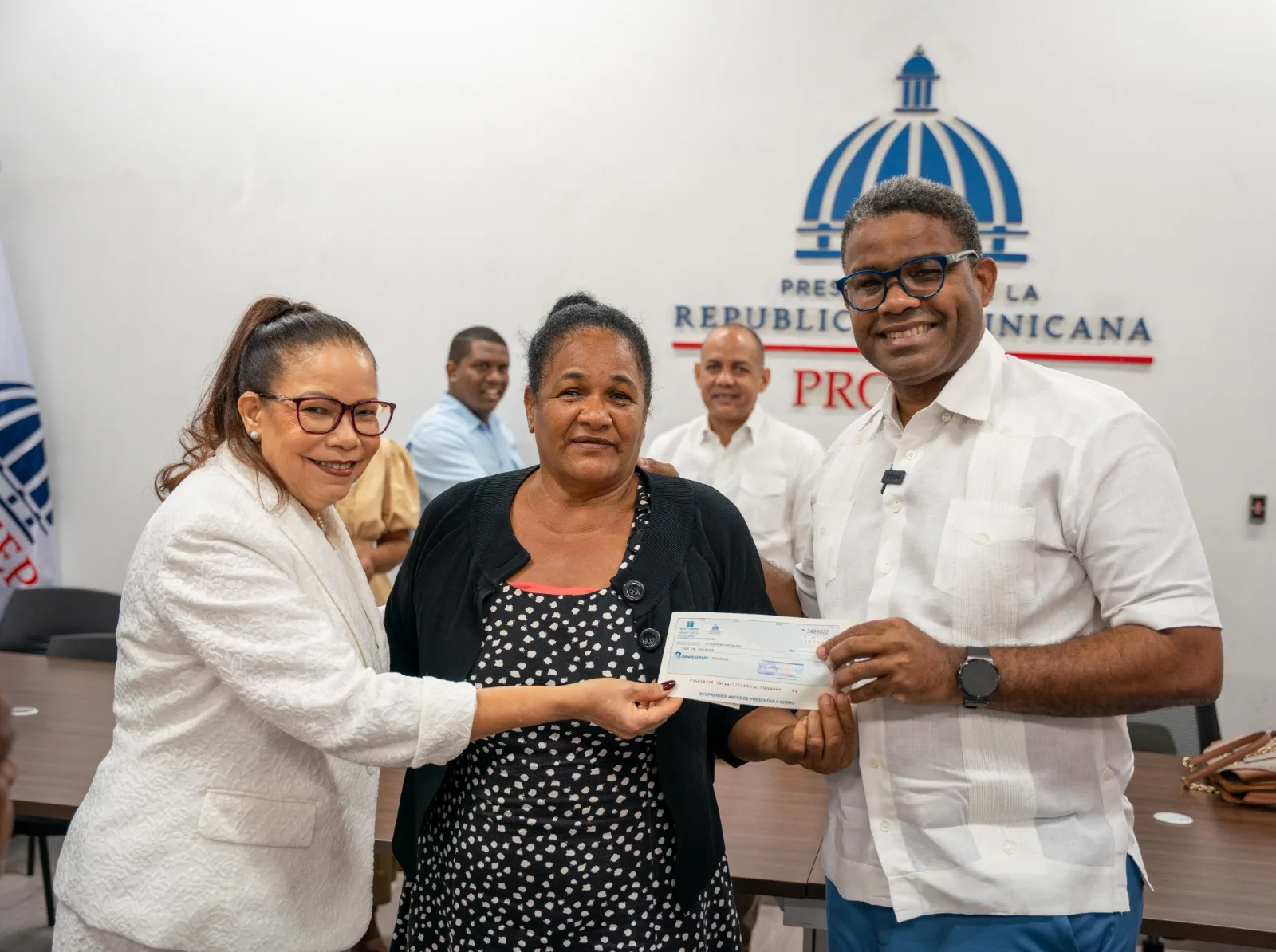 Gobierno entrega ayudas económicas a comerciantes afectados por ampliación de avenida Los Beisbolistas en Manoguayabo