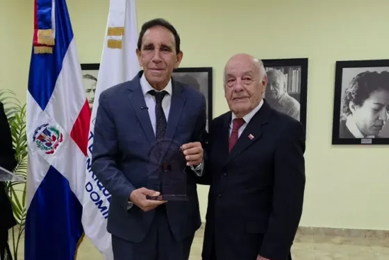 Dr. Cruz Jiminián recibe primera condecoración de la Casa de Bolívar en el bicentenario del Congreso Anfictiónico de Panamá