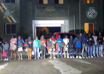Ejército detiene 19 haitianos indocumentados ocultos en una camioneta que intentó evadir puesto de chequeo en Dajabón