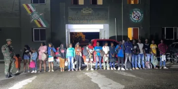 Ejército detiene 19 haitianos indocumentados ocultos en una camioneta que intentó evadir puesto de chequeo en Dajabón