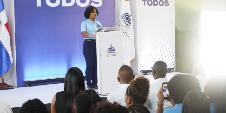 Estudiante de quinto grado invita a niños dominicanos a aprovechar cada día de clases