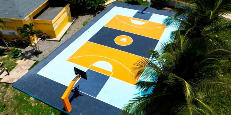Propeep impulsa plan para acondicionar canchas de baloncesto y espacios deportivos en comunidades vulnerables