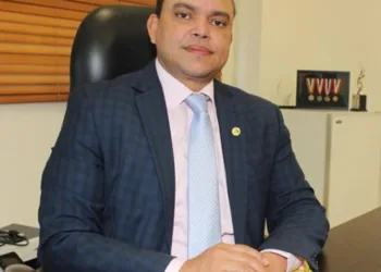 Julio Landrón recorre Santiago, una gestión que supervisa hospital por hospital