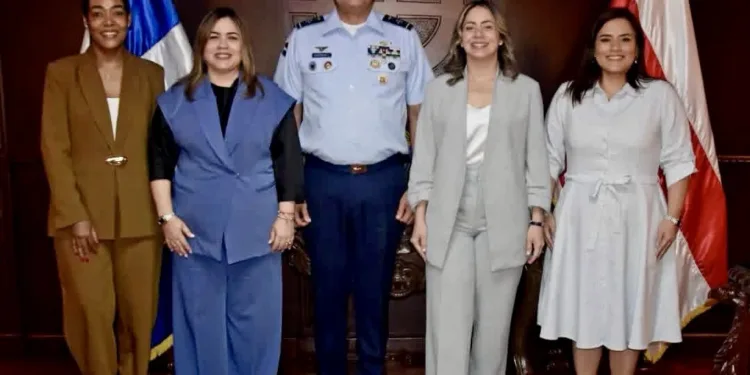 Fuerza Aérea y Ministerio de la Mujer unen esfuerzos por la igualdad y el bienestar de las familias