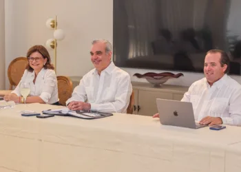 Abinader se reúne con Aprocovici, Amaprosan y Compromiso Santiago