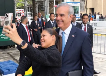 Abinader recorre a pie calles de Nueva York durante su trayecto hacia la Asamblea General de la ONU