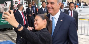 Abinader recorre a pie calles de Nueva York durante su trayecto hacia la Asamblea General de la ONU