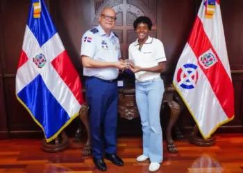 Comandante Souffront Tamayo recibe a Marileidy Paulino y destaca su trayectoria deportiva