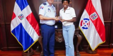 Comandante Souffront Tamayo recibe a Marileidy Paulino y destaca su trayectoria deportiva