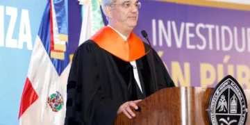 Presidente Abinader exhorta a 147 servidores públicos graduados a ejercer con ética y transparencia