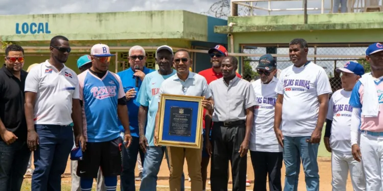 Víctor Pichardo es reconocido por sus aportes al deporte en Sabana Grande de Boyá