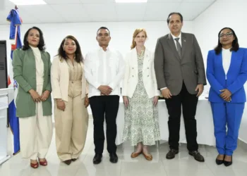 Ministro de Salud muestra a directora de Asuntos Globales de EEUU avances y servicios del sistema sanitario dominicano