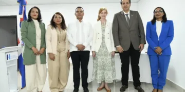 Ministro de Salud muestra a directora de Asuntos Globales de EEUU avances y servicios del sistema sanitario dominicano