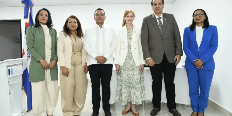 Ministro de Salud muestra a directora de Asuntos Globales de EEUU avances y servicios del sistema sanitario dominicano