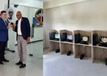 Leskey Industries dona ocho computadoras a la Hermandad de Veteranos