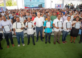Presidente Abinader entrega 1,750 títulos de propiedad en Los Alcarrizos que benefician a unas 7,000 personas de los sectores Santa Rosa, La Esperanza, La Unión, El Tamarindo y El Progreso I & II