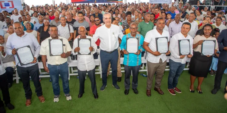 Presidente Abinader entrega 1,750 títulos de propiedad en Los Alcarrizos que benefician a unas 7,000 personas de los sectores Santa Rosa, La Esperanza, La Unión, El Tamarindo y El Progreso I & II