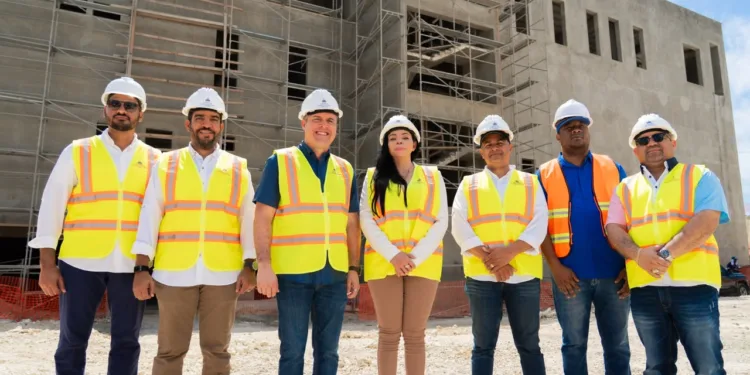 Ministro Jean Luis Rodríguez y procuradora Yeni Berenice Reynoso supervisan construcción de la Ciudad Judicial de Santo Domingo Oeste