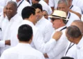 Hipólito y David se saludan con cariño y beso