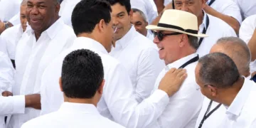 Hipólito y David se saludan con cariño y beso