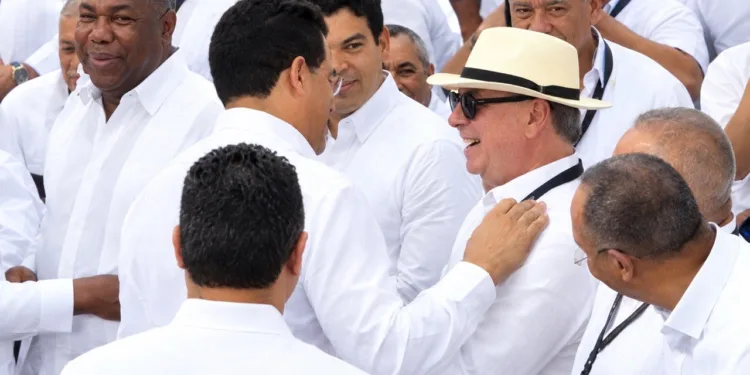 Hipólito y David se saludan con cariño y beso