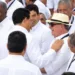 Hipólito y David se saludan con cariño y beso