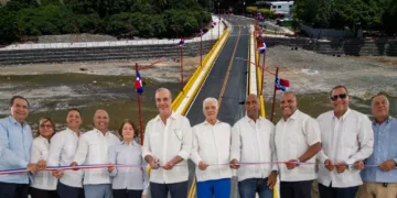 Tras más de 40 años de espera, presidente Abinader inaugura puente Los Hierros en Baní, que conectará comunidades y fortalecerá producción agrícola