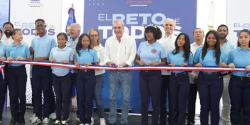 Presidente Abinader inaugura techado de centro educativo en Cambita en beneficio de 700 estudiantes y toda la municipalidad