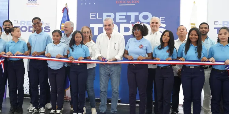 Presidente Abinader inaugura techado de centro educativo en Cambita en beneficio de 700 estudiantes y toda la municipalidad