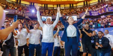 Carolina presenta a Ricardo de los Santos como su jefe de campaña