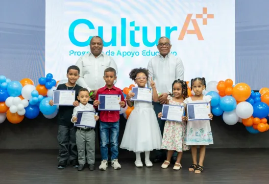Cooperativa La Telefónica reconoce a 101 estudiantes con bonos educativos por su excelencia académica