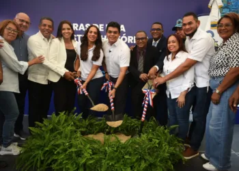 Fellito Suberví inicia el saneamiento de cañada en Los Guaricanos