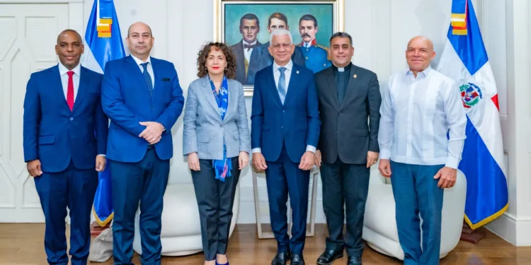Presidente del Senado recibe a embajadora de España y abordan cooperación en ciberseguridad