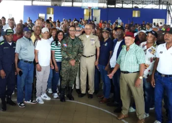 Ministro de Defensa encabeza encuentro con cientos de militares retirados en Sábana Pérdida