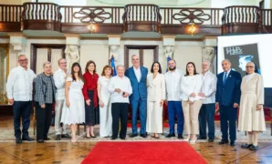 Presidente Abinader entrega premios Adulto Mayor del Año a Ellis Pérez y Protector de la Persona Envejeciente al Hogar de Ancianos Nuestra Señora del Carmen de Higüey